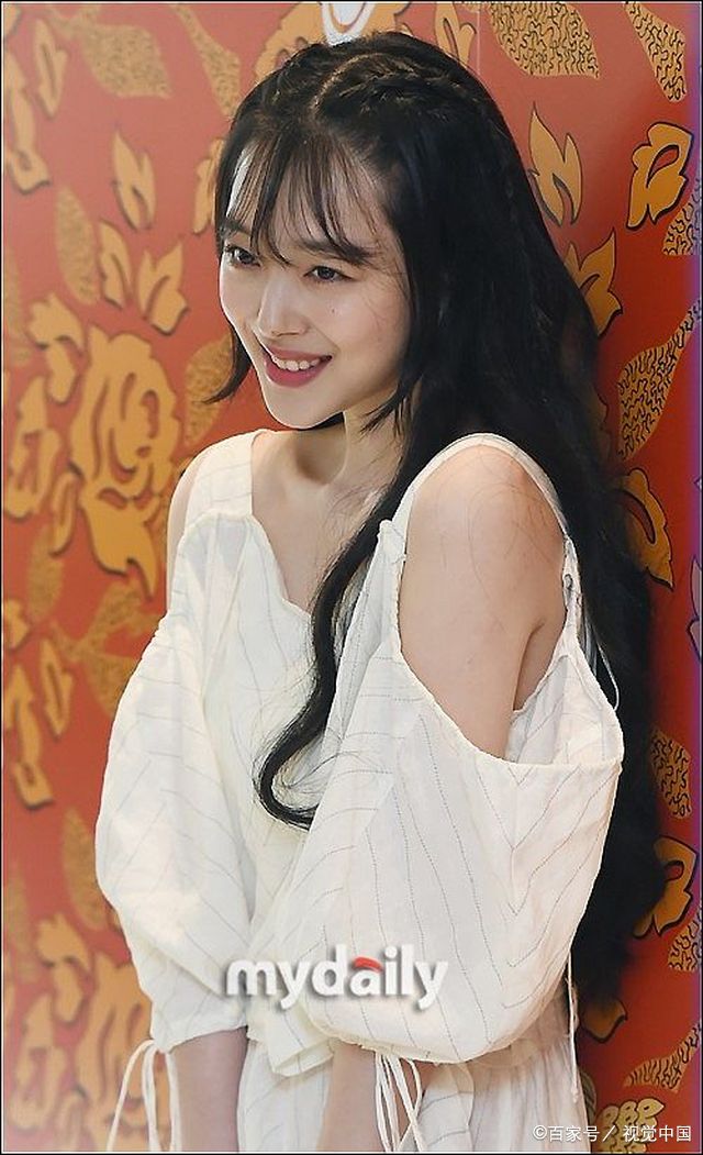 崔雪莉出席品牌宣传活动,她身穿露肩连衣裙歪头甜笑,白皙的皮肤十分